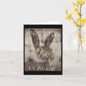 Retro Wie de FCK is Alice Funny Rabbit Kaart (Gele Bloem)