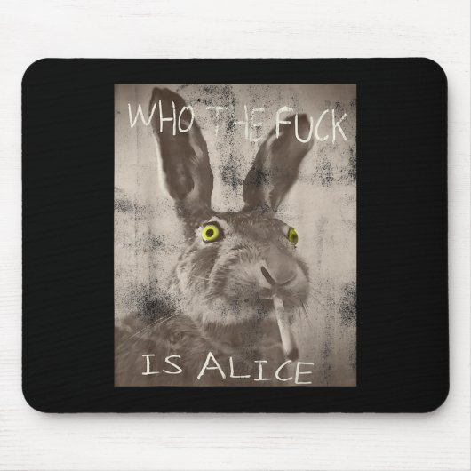 Retro Wie de FCK is Alice Funny Rabbit Muismat (Voorkant)