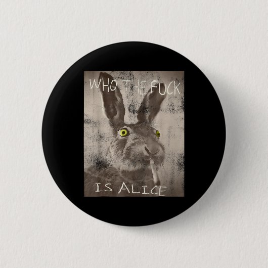 Retro Wie de FCK is Alice Funny Rabbit Ronde Button 5,7 Cm (Voorkant)