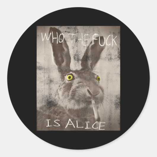 Retro Wie de FCK is Alice Funny Rabbit Ronde Sticker (Voorkant)
