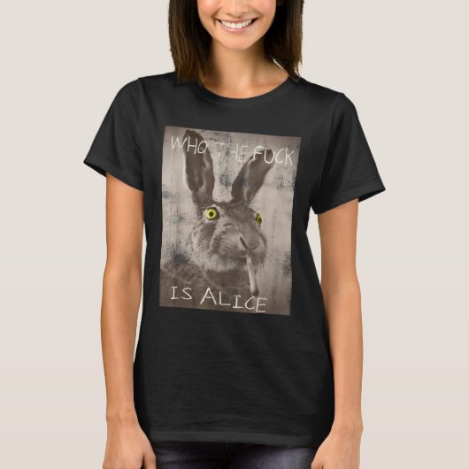 Retro Wie de FCK is Alice Funny Rabbit T-shirt (Voorkant)