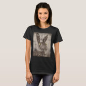 Retro Wie de FCK is Alice Funny Rabbit T-shirt (Voorkant volledig)