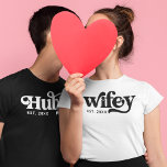 Retro Wifey Hubby Matching Groovy Personalized T-S T-shirt<br><div class="desc">Ben je op zoek naar een schattige verjaardag of valentijn cadeau voor je man of vrouw? Bekijk deze Retro Wifey Hubby Matching Groovy Personalized T-Shirt. Je kunt je eigen liefdesdatum toevoegen aan het shirt. Natuurlijk hebben we ook het bijpassende shirt in ons collectie,  dus ga het eens kijken!</div>