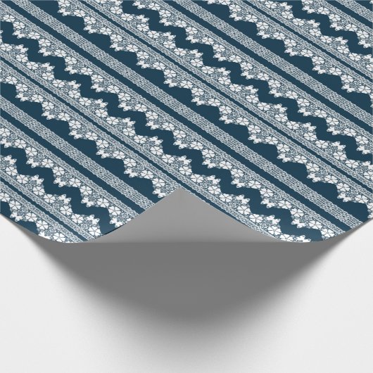 Retro wit kant met vlinders op een donkerblauwe b cadeaupapier (Hoek)