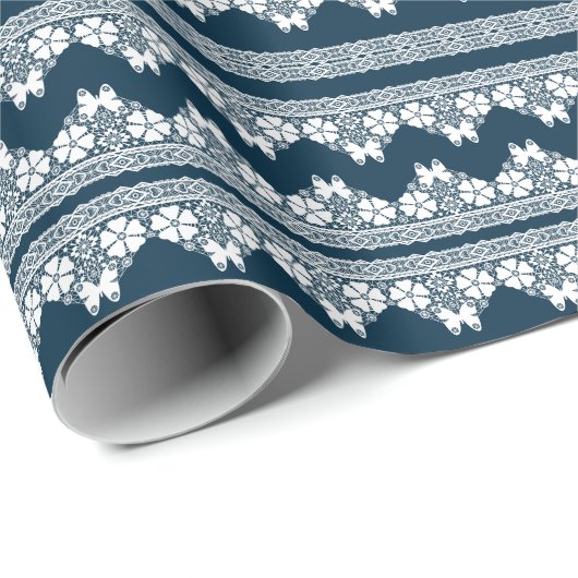 Retro wit kant met vlinders op een donkerblauwe b cadeaupapier (Rol Hoek)