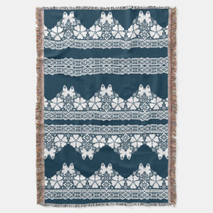 Retro wit kant met vlinders op een donkerblauwe b deken