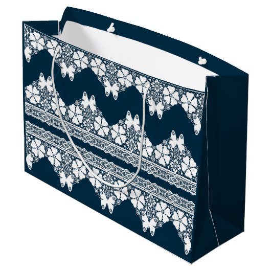 Retro wit kant met vlinders op een donkerblauwe b groot cadeauzakje (Achterkant Gekanteld)
