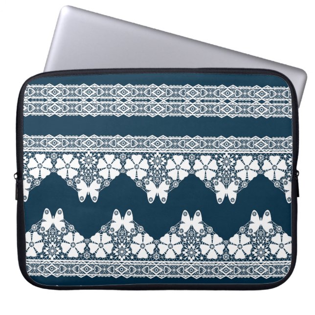 Retro wit kant met vlinders op een donkerblauwe b laptop sleeve (Voorkant)