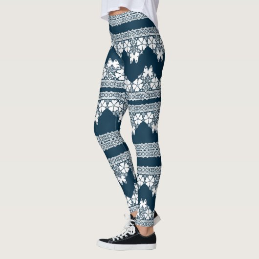 Retro wit kant met vlinders op een donkerblauwe b leggings (Links)