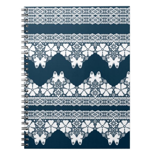 Retro wit kant met vlinders op een donkerblauwe b notitieboek (Voorkant)