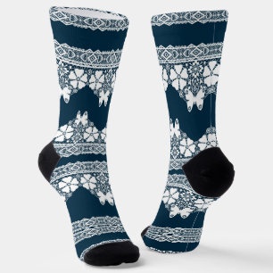 Retro wit kant met vlinders op een donkerblauwe b sokken