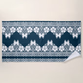 Retro wit kant met vlinders op een donkerblauwe b strandlaken (Voorkant)