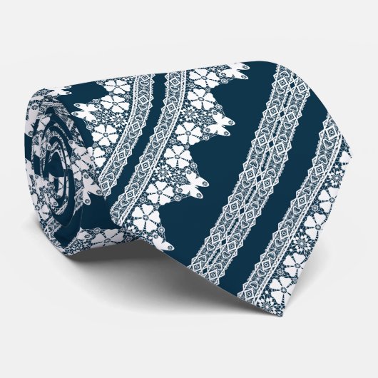 Retro wit kant met vlinders op een donkerblauwe b stropdas (Opgerold)