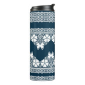 Retro wit kant met vlinders op een donkerblauwe b thermosbeker (Gedraaid links)