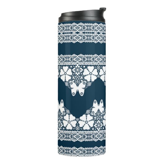 Retro wit kant met vlinders op een donkerblauwe b thermosbeker (Gedraaid links)