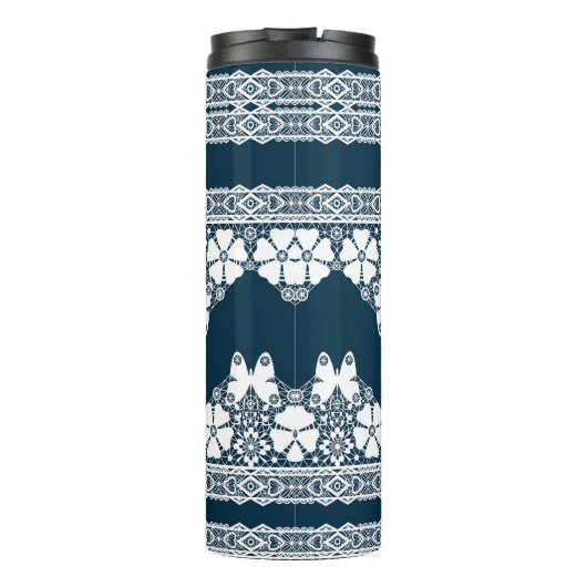 Retro wit kant met vlinders op een donkerblauwe b thermosbeker (Achterkant)