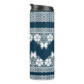 Retro wit kant met vlinders op een donkerblauwe b thermosbeker (Geroteerd rechts)