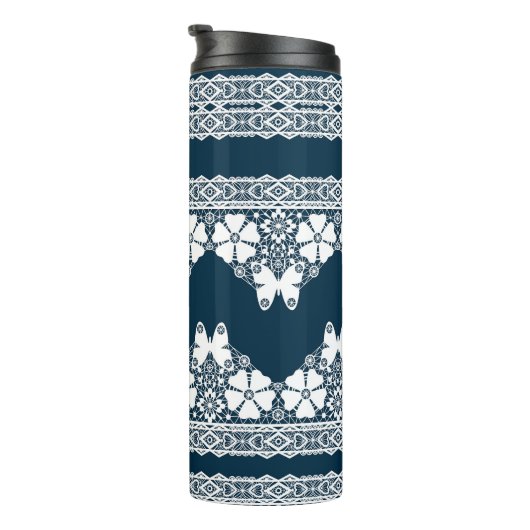 Retro wit kant met vlinders op een donkerblauwe b thermosbeker (Geroteerd rechts)