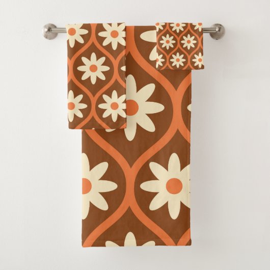 Retro Witte Bloemen op Bruin Ogee Bad Handdoek (Insitu)
