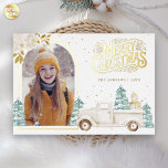 Retro Witte Truck Sneeuwman Kerstfoto Goud Folie Feestdagenkaart<br><div class="desc">Laat uw gasten versteld staan met deze stijlvolle kerstkaart met een witte truck en een schattige sneeuwpop met echte gouden folie. Voeg eenvoudig jouw tekst toe aan deze gebruiksvriendelijke sjabloon en versier deze kaart met uw favoriete foto om er een unieke vakantiepas van te maken.</div>