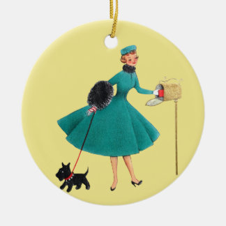 Retro Woman 1950 met Scottie Dog Kerstmis Keramisch Ornament
