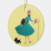 Retro Woman 1950 met Scottie Dog Kerstmis Keramisch Ornament (Links)