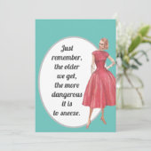 Retro Woman die de Oude Kaart van de Dagen van het (Staand voorkant)