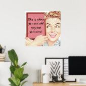 Retro Woman die houder is van een teken Poster (Thuiskantoor)