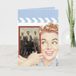 Retro Woman Houdt een Foto vast Kaart