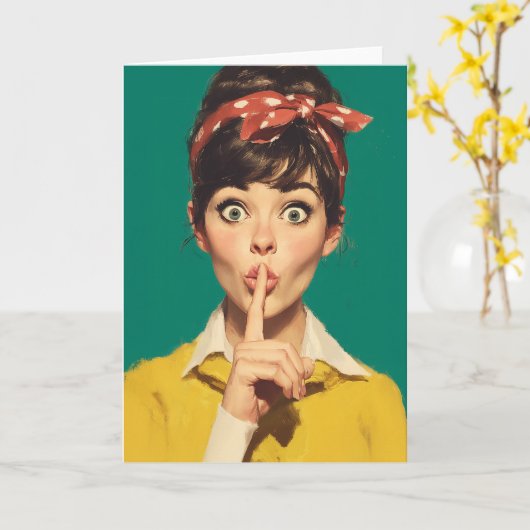 Retro Woman Making a Shush Kaart (Gele Bloem)