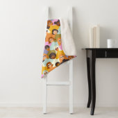 Retro Women of the World Pattern Sherpa Deken (In situ)