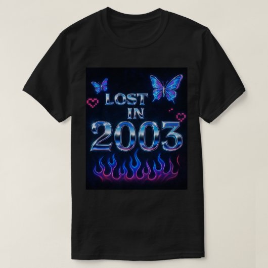 Retro Y2K "Lost in 2003" Chrome Text T-Shirt met (Design voorkant)