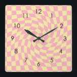 Retro Yellow Roze cheque gekarkeerde gerangschikte Vierkante Klok<br><div class="desc">Perfect kromme,  gevarieerd ontwerpkussen in pastelkleuren,  vol met geweldige beelden. Moderne scheefgedraaide controleerpatronen. Dit mooie retro psychedelische ontwerp brengt je naar het wonderland. Verkeerde controles in pastelkleuren. Draaien en zwenken,  gevarieerd pastelpatroon</div>