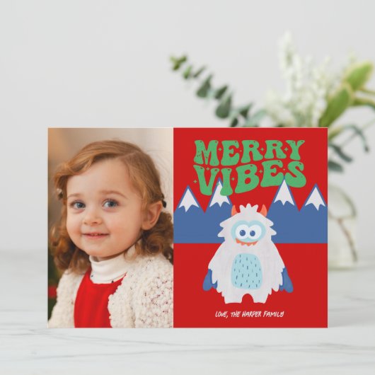 Retro Yeti Whimsical Christmas Feestdagenkaart (Staand voorkant)