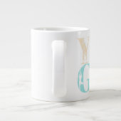 Retro Yoga Typografie met Silhouetten van Poses Grote Koffiekop (Achterkant)