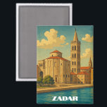 Retro Zadar Kroatië Reizen Magneet<br><div class="desc">Een prachtige reismagneet van Zadar, Kroatië. Dit briefkaart is de charme van de Adriatische kust – ideaal als souvenir, cadeau of verzamelobject voor iedereen die van de Kroatische geschiedenis en de schoonheid van de kust houdt</div>