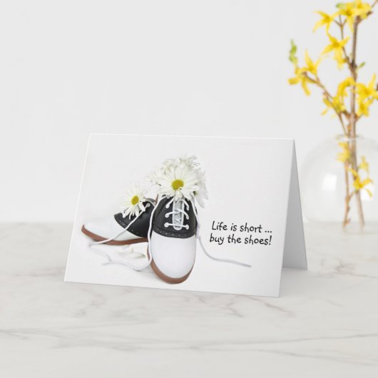 Retro Zadelschoenen met Witte Daisy Verjaardag Kaart (Gele Bloem)