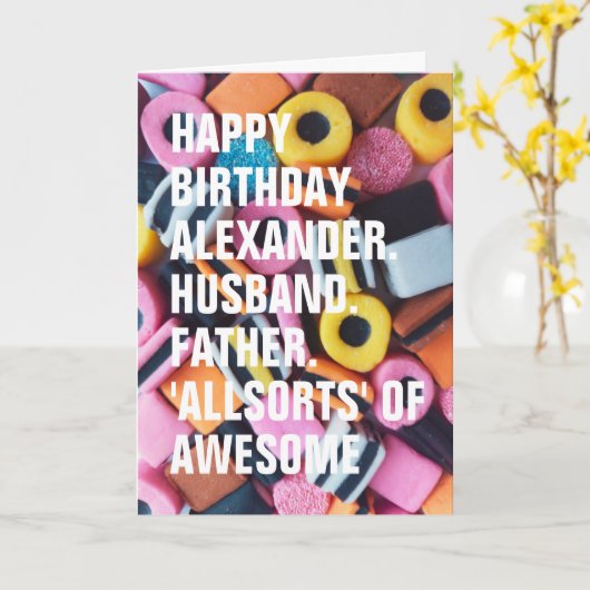 Retro Zoethout Alsorts Aangepaste Tekst Verjaardag Kaart (Gele Bloem)