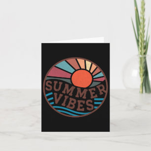 Retro zomervibes vintage strandgezinstrip zomer kaart