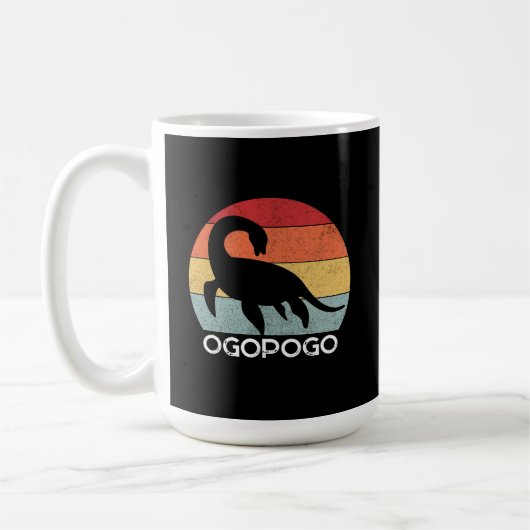 Retro zonsondergang Ogopogo de Okanagan Lake Monst Koffiemok (Links)