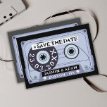 Retro zwart Cassettebandje bruiloft Save The Date<br><div class="desc">Retro Zwart Cassettebandje Bruiloft Bewaar de Datum Kaarten - Groovy Vibes voor Uw Speciale Dag. Breng uw gasten terug in de tijd met onze unieke huwelijkssave-the-date kaarten met een gewaagd zwart, donker esthetisch, gothic stijl cassette ontwerp. Omarm de groovy essentie van de jaren zeventig, negentig en zestig, omdat deze kaarten...</div>