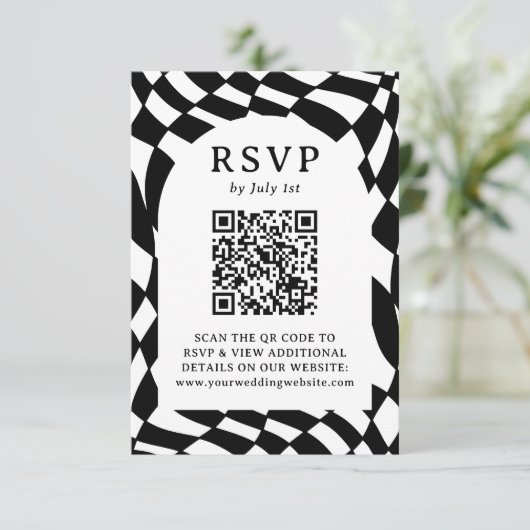 Retro Zwart-Wit Checkerboard QR Code Bruiloft RSVP Kaartje (Staand voorkant)