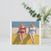 Retro zwemschoonheid op dok briefkaart (Staand voorkant)