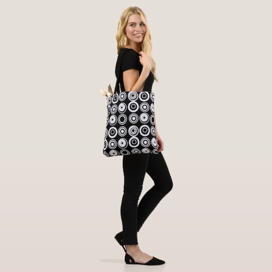 Retrocirkels zwart-wit tote bag (Op model)