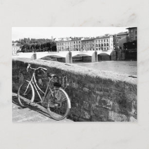 Retrofiets naast een brug in Florence Briefkaart
