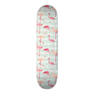 Retroflamingos op mintstrips persoonlijk skateboard