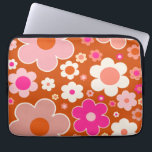 Retroflitspatroon in Oranje doorsnede Laptop Sleeve<br><div class="desc">Kleurrijke retro bloemen: bloemen - warme tinten - verbrande oranje achtergrond en perzik,  roze,  oranje,  witte en gele bloemen.</div>