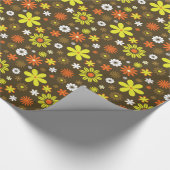 Retrogeel en oranje bloemen op bruin cadeaupapier (Hoek)