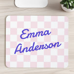Retronaam lichtroze wit dambordpatroon muismat<br><div class="desc">Mousepad met jouw naam in blauw een blauw,  retro-stijl lettertype over een bleek roze en wit dambordpatroon.</div>