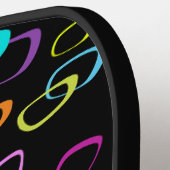 Retropatroon op zwart pickleball paddle (Links Detail)